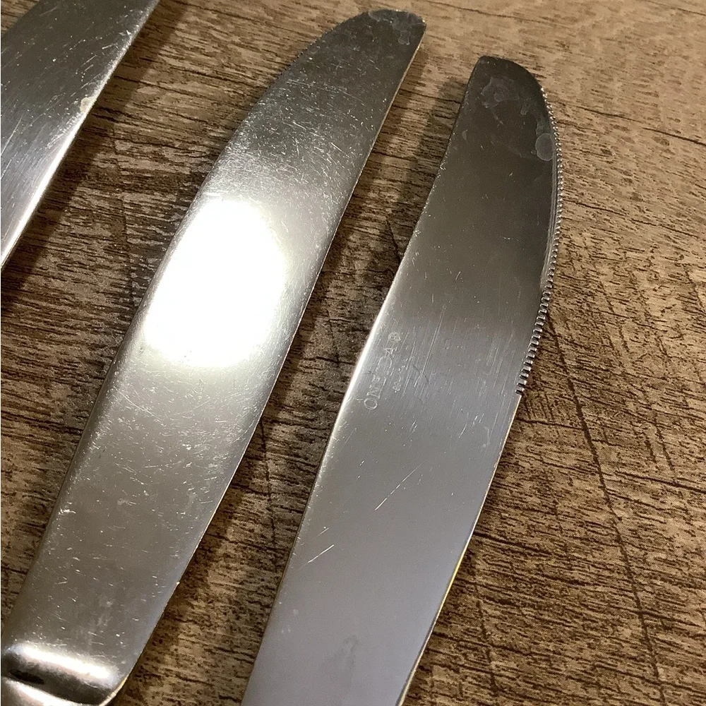 (4) Oneida “Athena” Flatware Dinner Knives